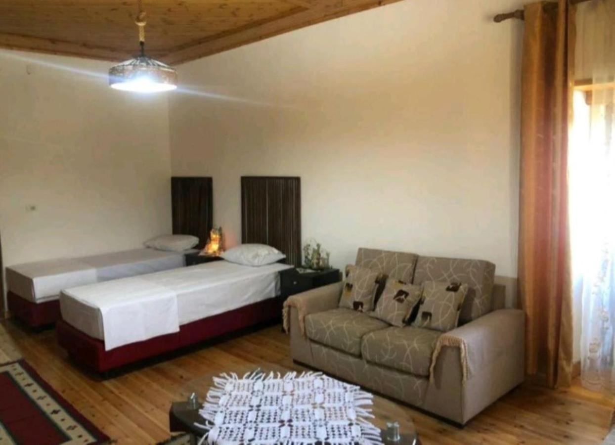 Miziriguesthouse Gjirokastër Exteriör bild