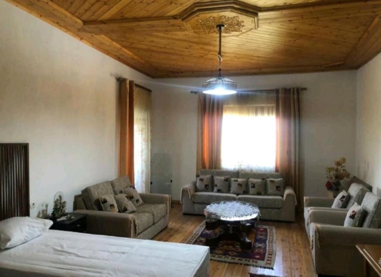 Miziriguesthouse Gjirokastër Exteriör bild