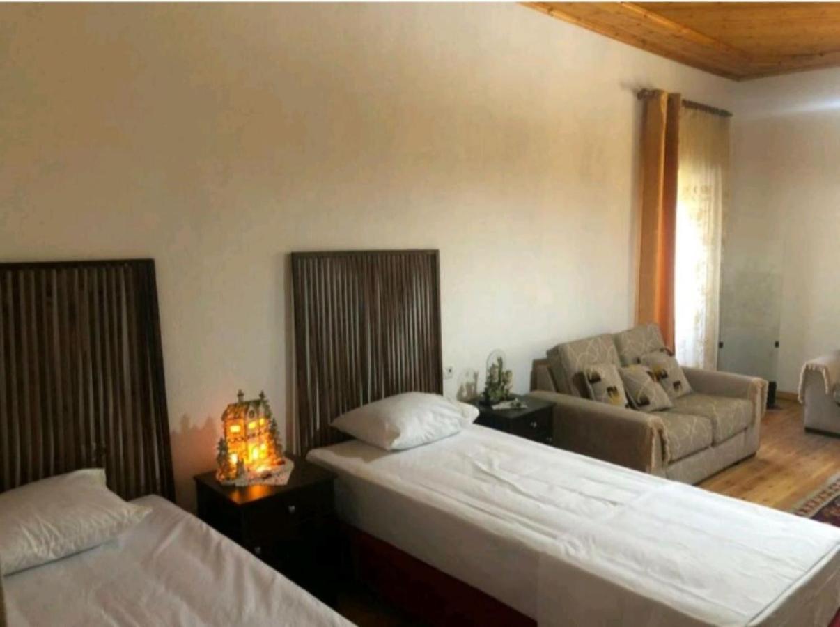 Miziriguesthouse Gjirokastër Exteriör bild