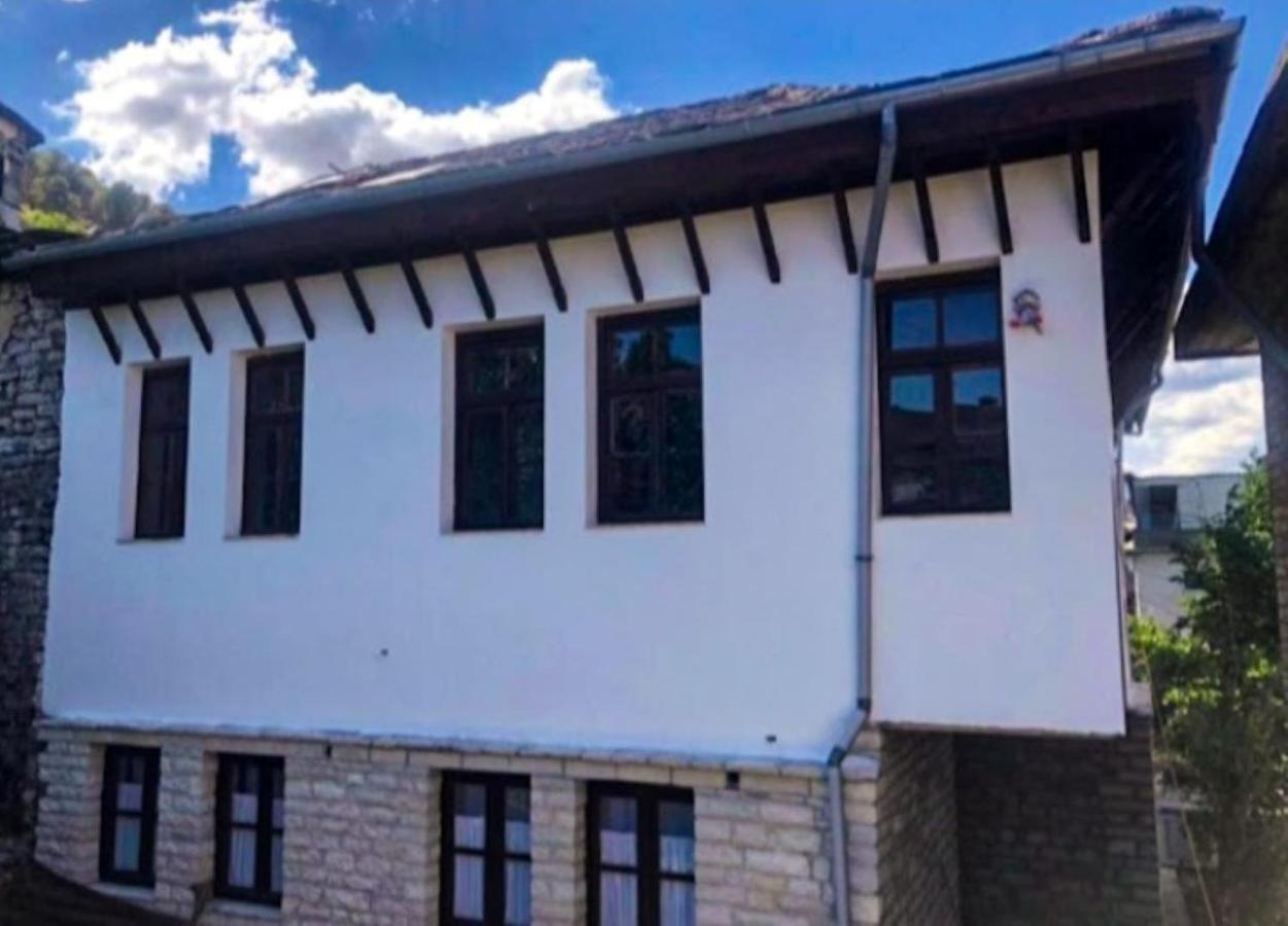 Miziriguesthouse Gjirokastër Exteriör bild