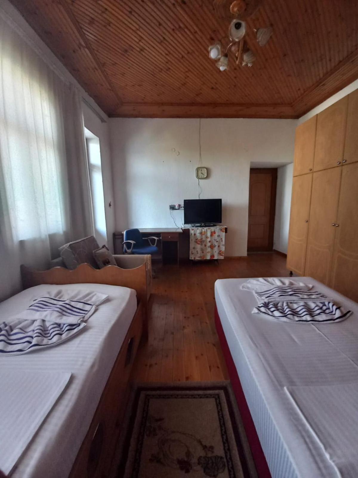 Miziriguesthouse Gjirokastër Exteriör bild