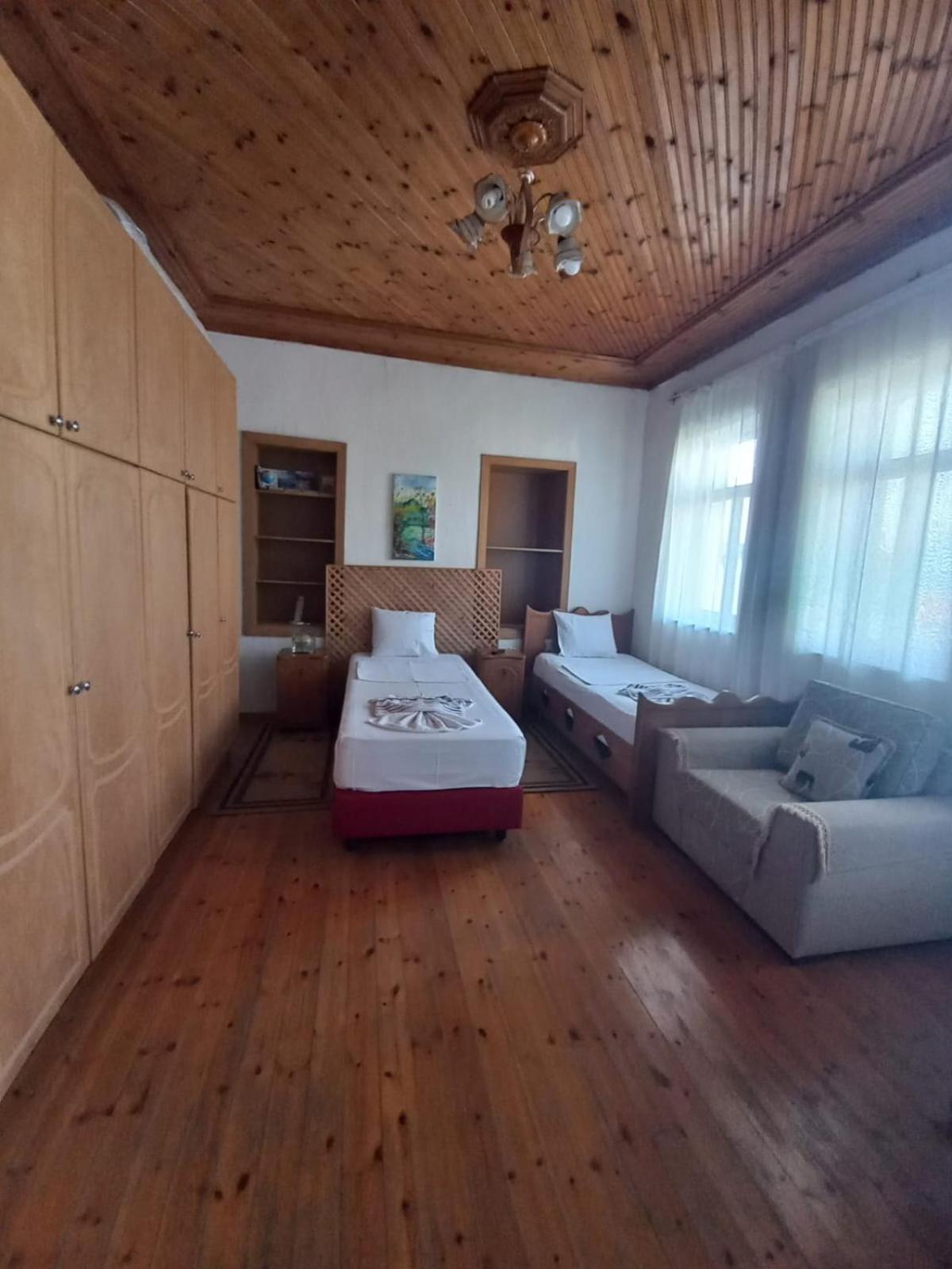 Miziriguesthouse Gjirokastër Exteriör bild